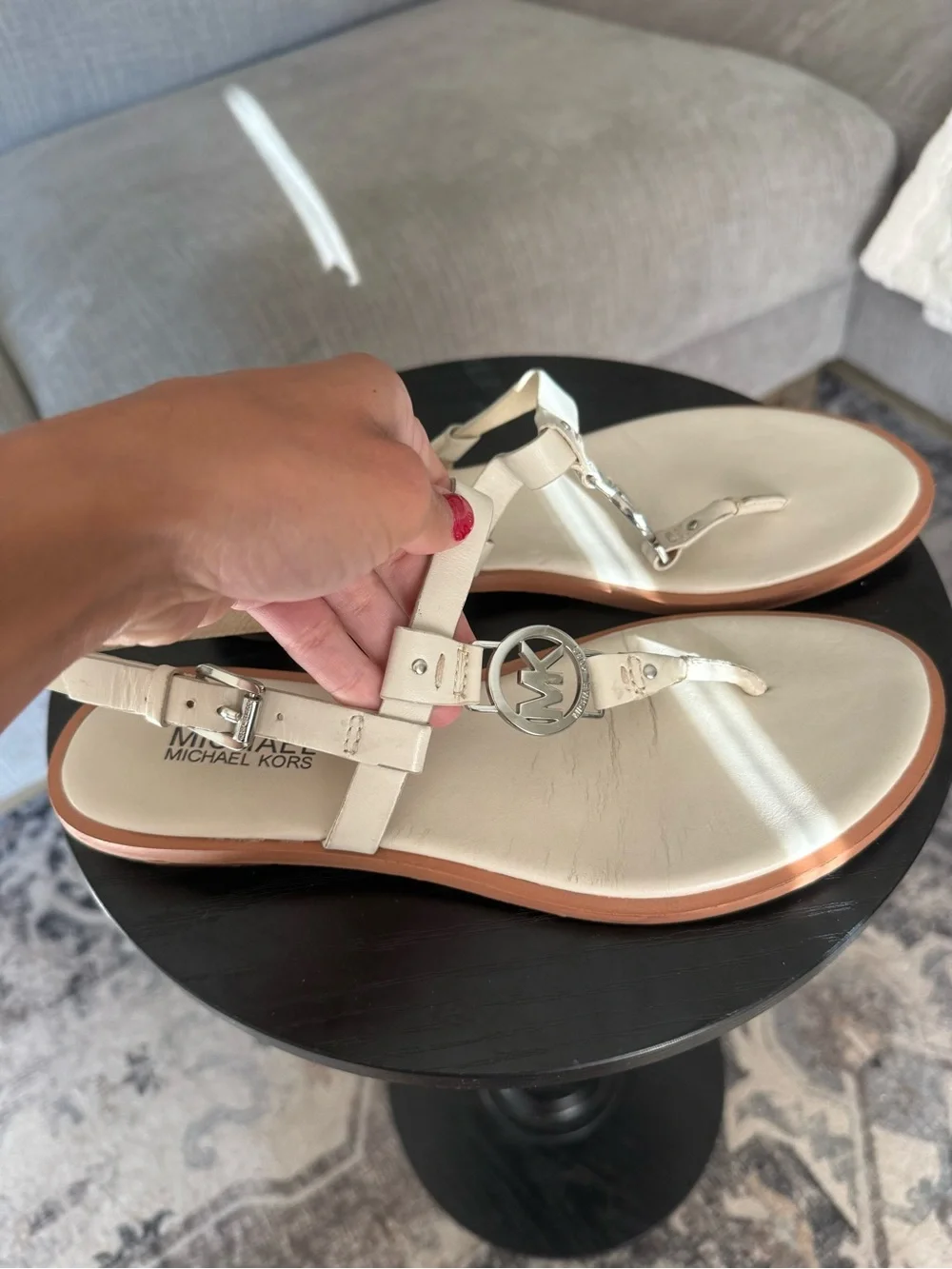 Michael Kors Women’s White Leather MK Thong Sandals SZ 7.5